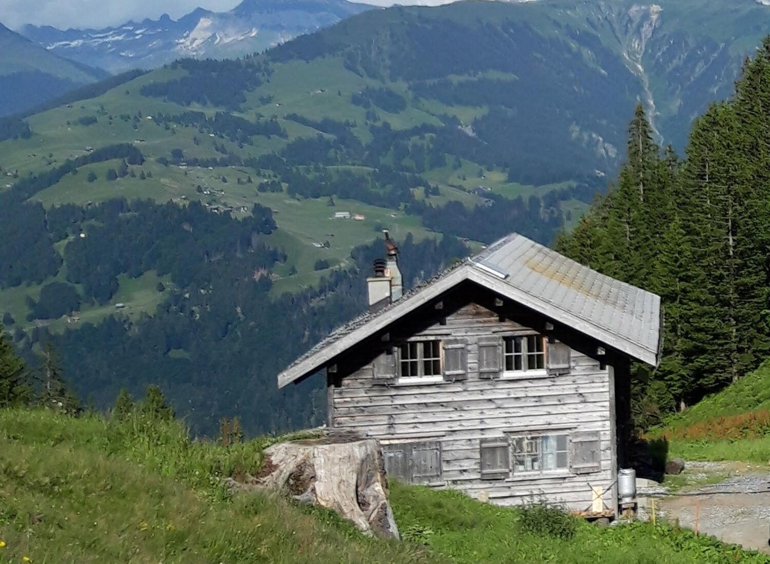Aussenansicht der Holzhütte auf der Alp
