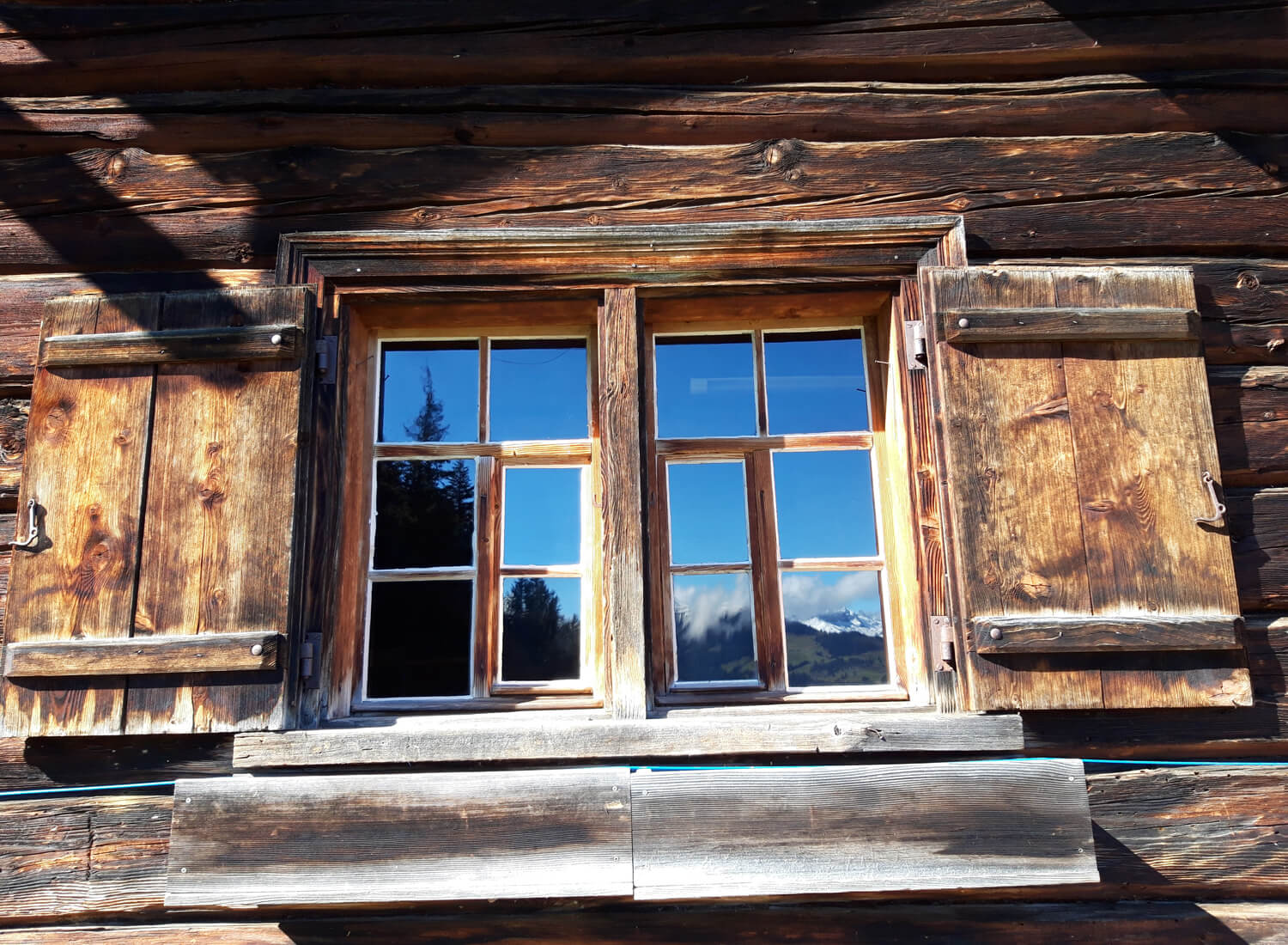 Alphüttenfenster aus Holz