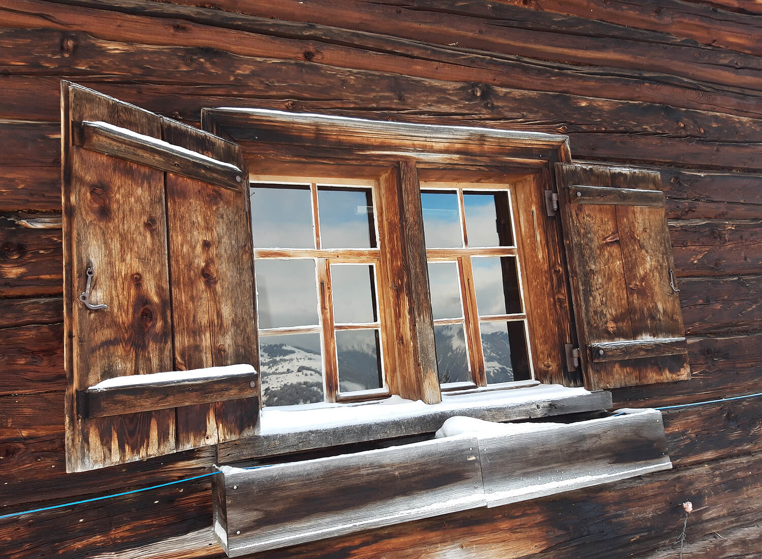 Fenster mit Schnee auf dem Sims