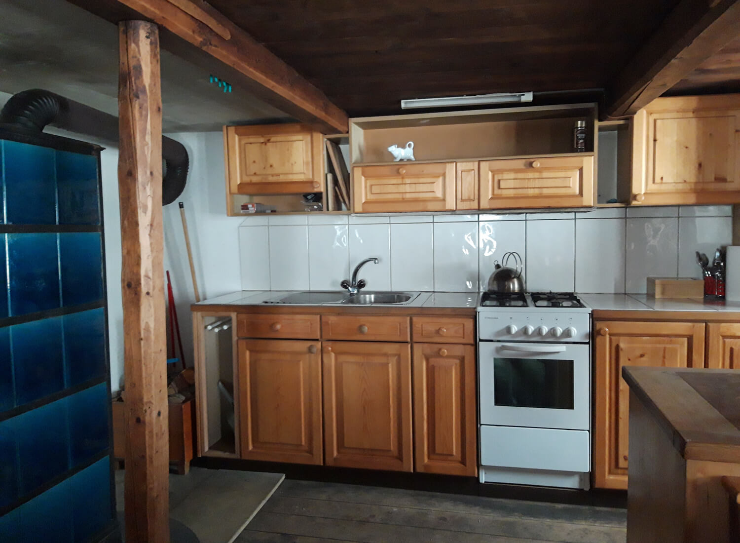Holzküche mit Backofen und Wasserhahn