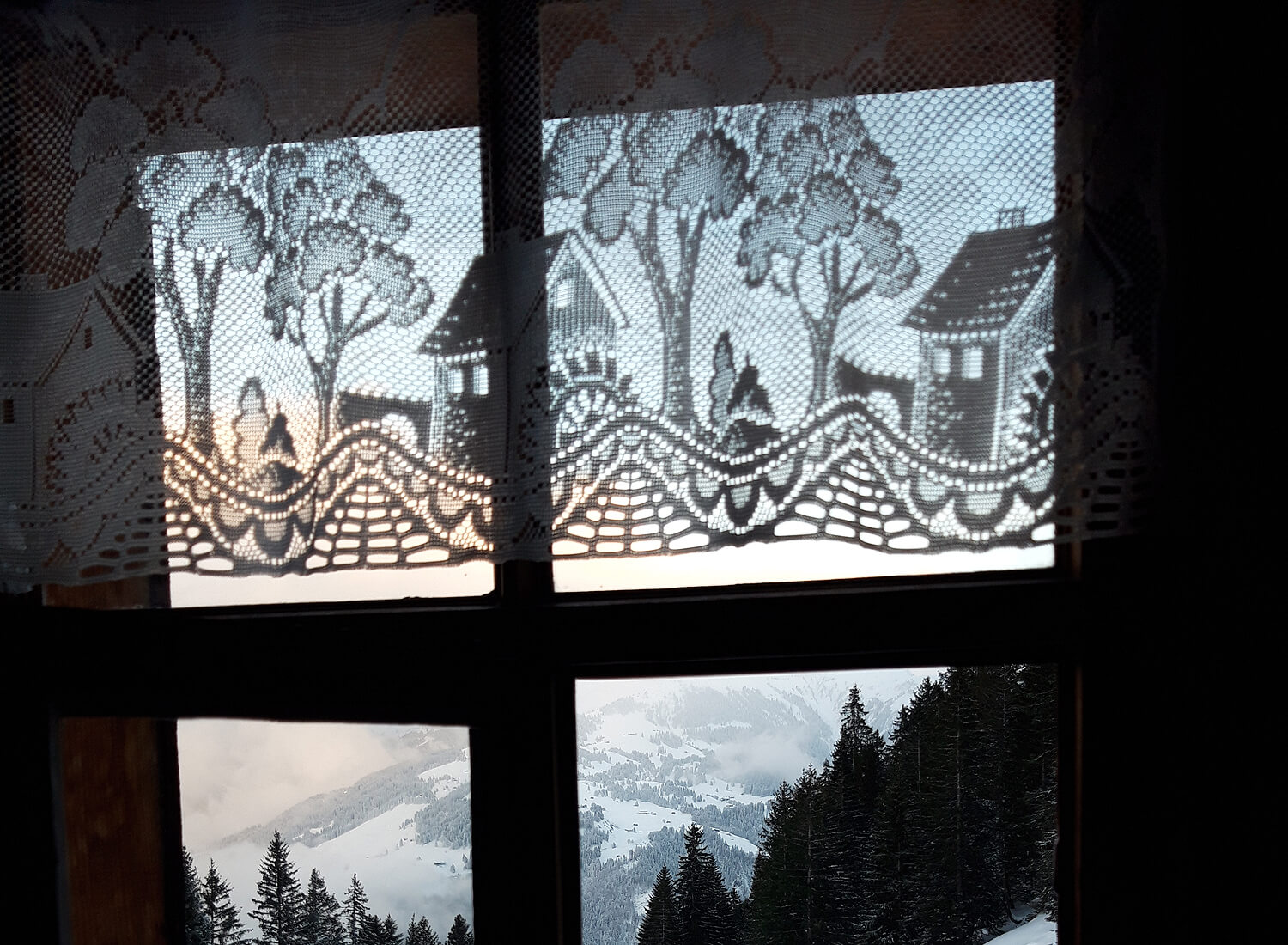 Vorhang mit Landschaftsmotiv vor einem Fenster