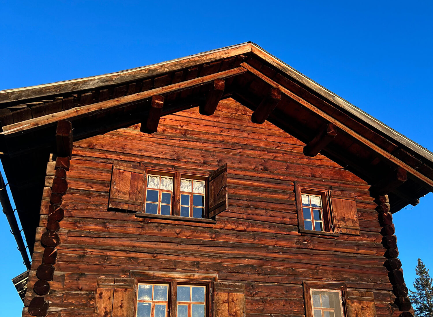 Holzhaus im Abendlicht