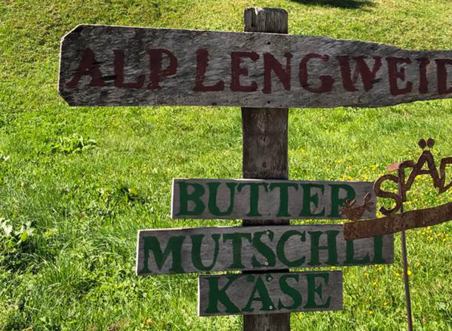 Wegweiser Alp Lengweid mit Butter, Mutschli und Käse