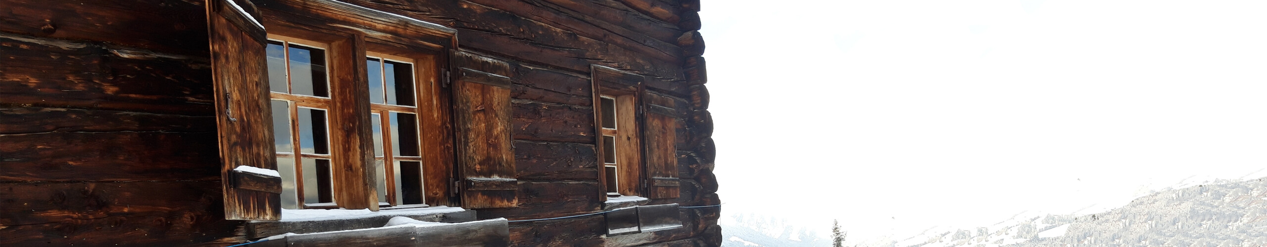 Holzfenster im Winter