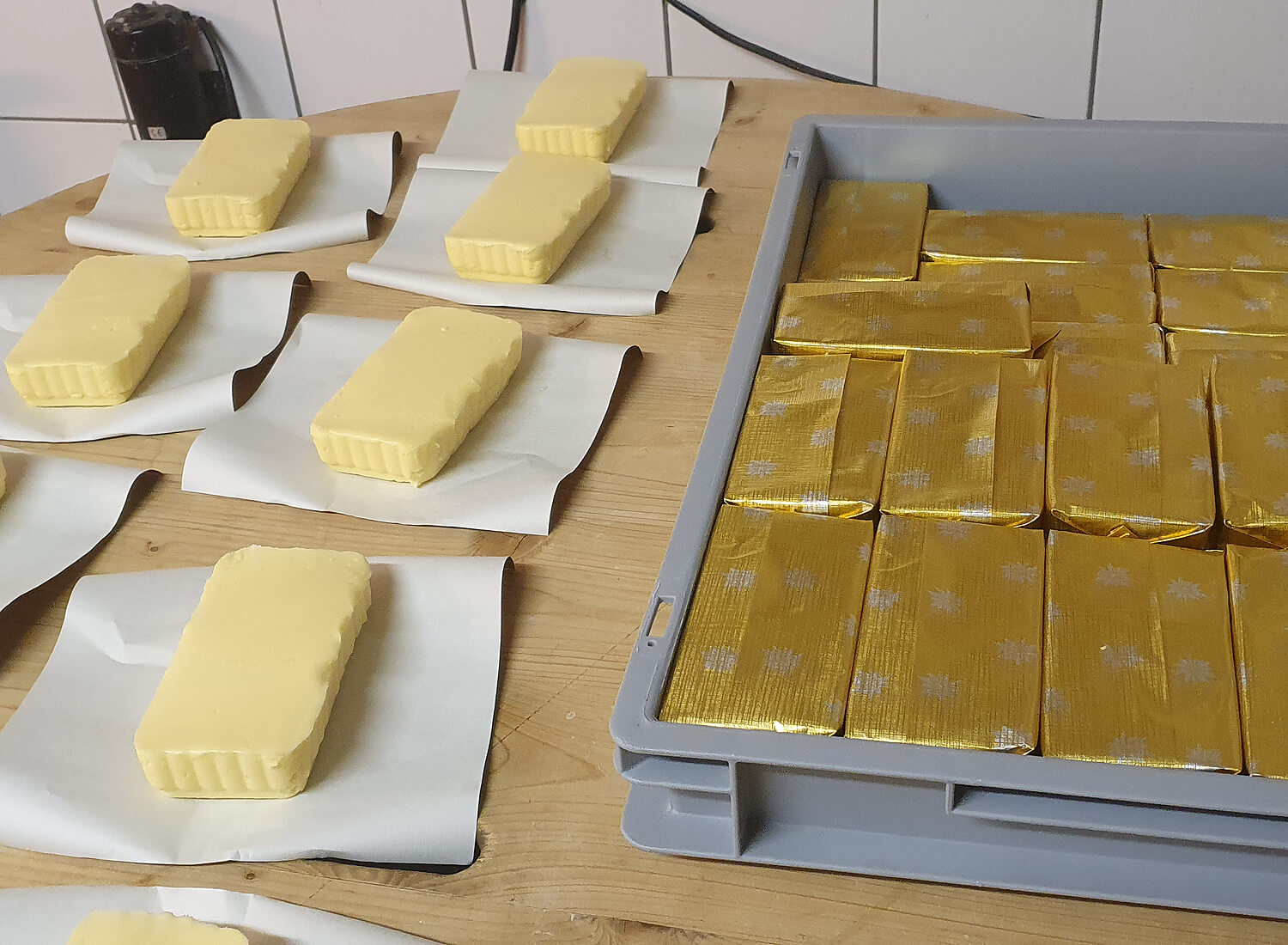 Buttermödeli werden in goldige Folie eingepackt