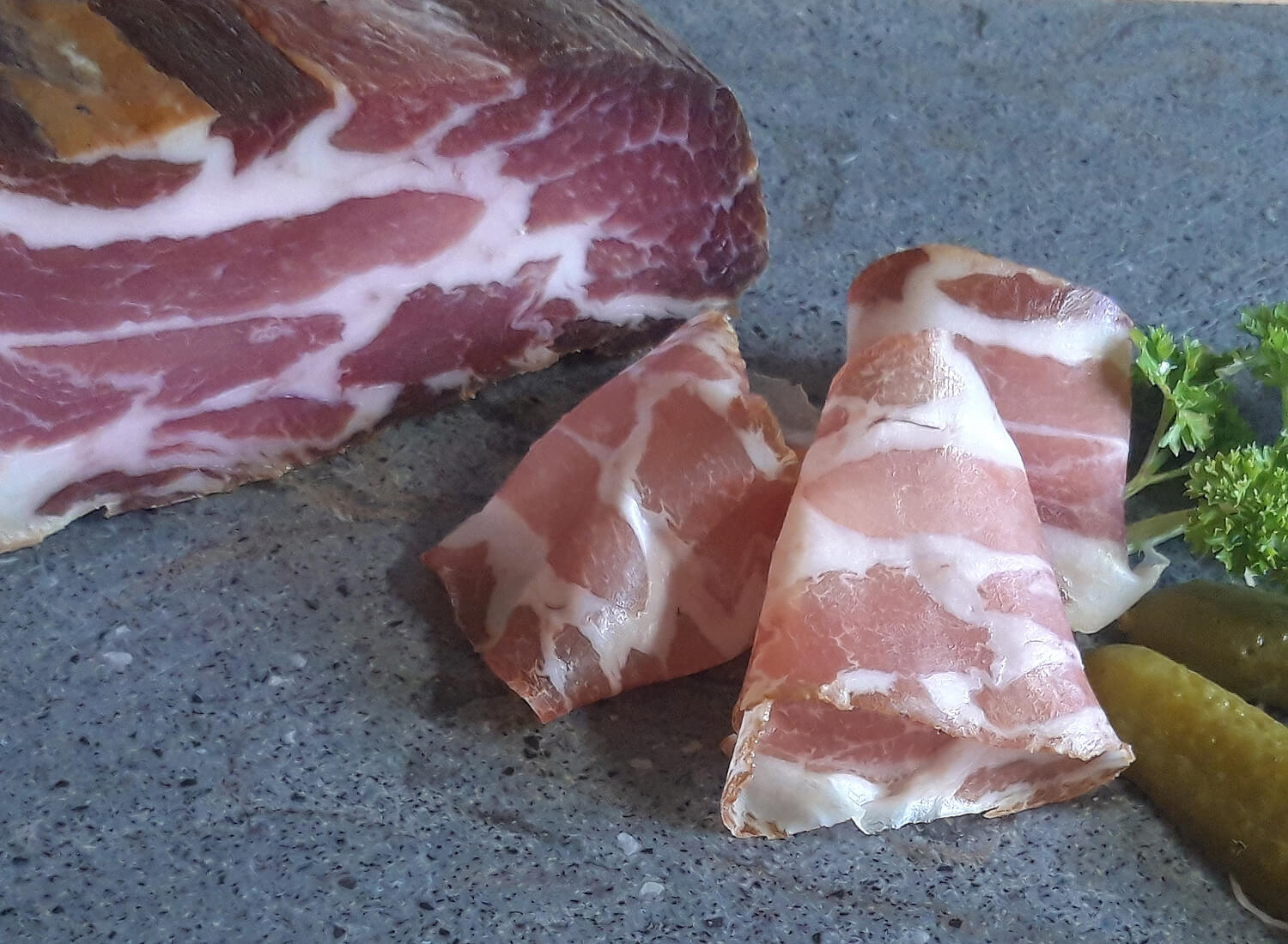 Coppa aufgeschnitten mit Essigkurke und Dekoration